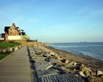 In one of the most beautiful village of the Manche, functional garden level - Saint-Jean-le-Thomas - Beach