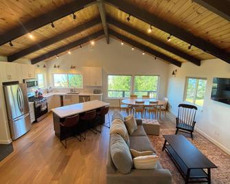 The Beach House with Beautiful Ocean Views! - Whitethorn - Sala de estar