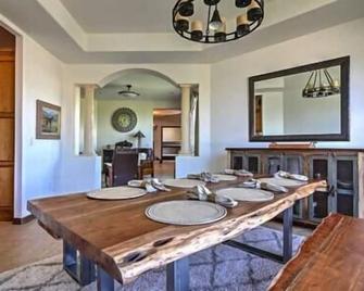 Resort Style Family Fun with guest house - Brighton - Dining room