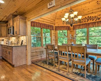 Hayesville Cabin w/ Game Room & Mtn Views! - Hayesville - Dining room