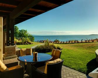Sunrise Ridge Waterfront Resort - Parksville - Patio