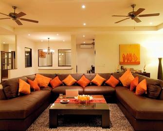 Luxury Pool Villa accommodating up to 19 guests in 8 bedrooms close to the beach - Rawai - Olohuone