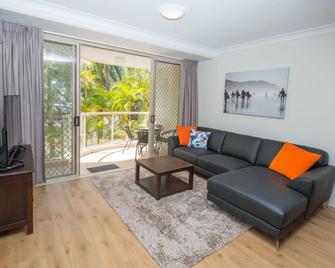 Miami Beachside Holiday Apartments - Miami - Living room