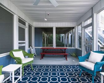 Prime Location Less Than 1 Minute To Beach; Sun Deck; Screened Patio; Cabletv/Wifi - Edisto Island - Patio