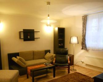Comfortable, quiet garden apartment in a convenient location, private parking - Budapest - Sala de estar