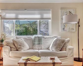 Charming Country Home Nestled In Kenwood Village the heart of the wine country. - 켄우드 - 거실