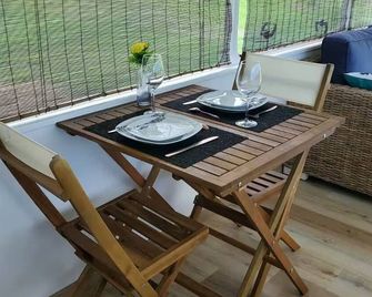 Cozy 1-bedroom Caravan In Bourail with AC - Bourail - Salle à manger
