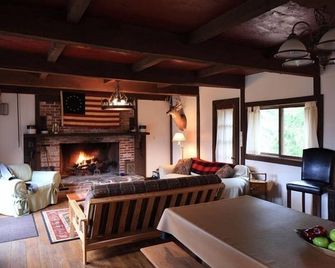 Bavarian Style Country Home on 120 Acres of Fields and Forests - Hedgesville - Olohuone