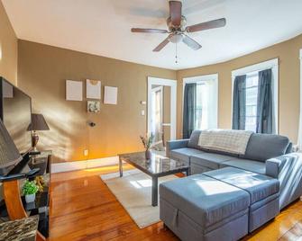 Charming Chicopee Getaway - Chicopee - Living room