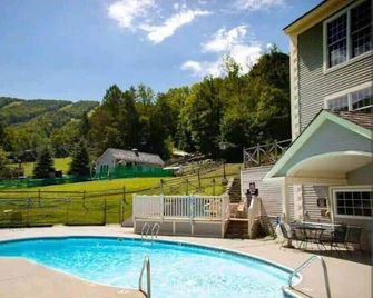 1st Floor Mountain View Suite Ski On Off At Jiminy- Fully Redone Decor - Hancock - Piscina