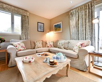 Charming 4 House. Sea Views. Next to Golf Course. 4 en suite bedrooms - 포트페트릭 - 거실