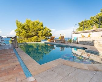 5 Bedroom Stunning Home In Zman - Žman - Piscina