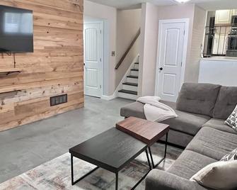 Parkside home close to campus - 3 BD 2 BA - Champaign - Oturma odası