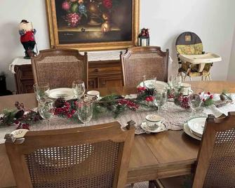 Country life at McIntosh Manor - 2 bedroom home - Crown Point - Dining room