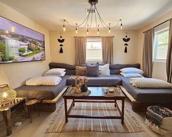 Casa Eden - Half mile to Lauderdale Marine Center - 4 bedrooms - 2 bathrooms - פורט לודרדייל - סלון