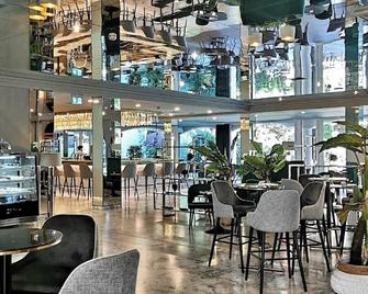 إيفين هوتل بيراميد - فيينا - بار