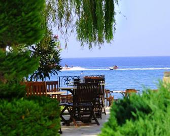 Dogan Paradise Beach Hotel - Özdere - Patio