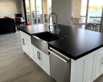5 Bedroom 6 Bath large waterfront home with dock - Amazing location! - Needles - Küche