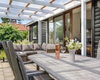 2 Bedroom Beautiful Home In Gilleleje - Gilleleje - Innenhof