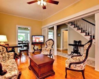 Casa de Rosalie by AvantStay Great Location w Pool BBQ Outdoor Dining Month Long Stays Only - Key West - Living room