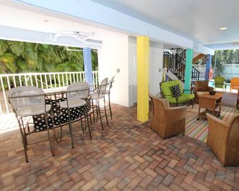 It's A Colorful Cupcake World On Captiva Island - Captiva - Patio