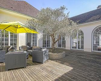 Spacious holiday home with garden near sea - Aure-sur-Mer - Patio