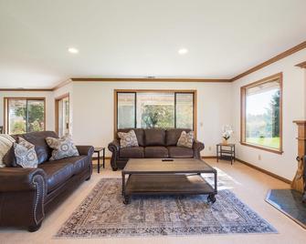 Twin Fawn Estate - Nestled in 160 acres of Rolling Hills & Cabernet Grape Vines - San Miguel - Sala de estar