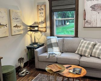 Charming and Cozy Retreat in Newaygo, MI -The Fisherman's Stay - Newaygo - Living room