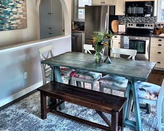 Windermere Lake House 3 bedroom, 2 full bath (Golf, Bike, beach, play) - Windermere - Dining room