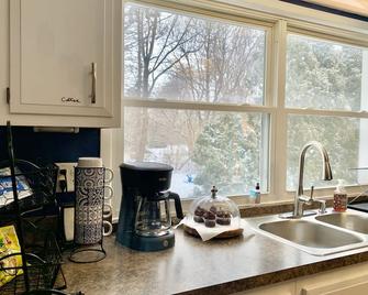 Melodic Forest~Hot Tub, Music Studio, Close to Wineries, Erie & Cleveland - Perry - Kitchen