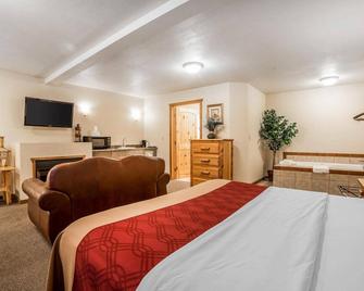 Econo Lodge Inn & Suites Kalispell - Glacier National Park Gateway - Kalispell - Bedroom