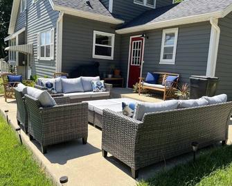 Parkside Farm Farmhouse 5 beds, 2 baths Farmstay in Byron Center - Byron Center - Patio