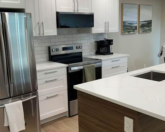 The Suite on Paradise Hill, fully furnished basement suite - Prince George - Kitchen