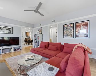 Stunning, Spacious, & Sun-soaked 2BR Uptown Condo by AllSet Turnover - Chicago - Huiskamer