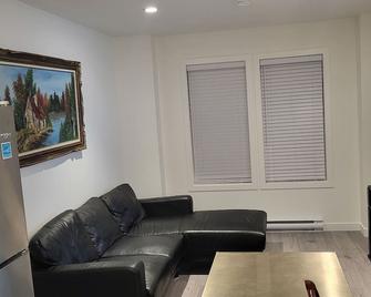 2-Bedroom Suite, Ideal for Your Next Adventure - Saanichton - Living room