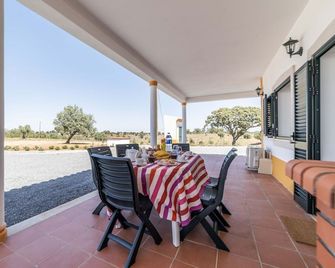 Monte do Vale - quiet site with swimming pool, bikes, mini golf and table tennis - Ferreira do Alentejo - Patio