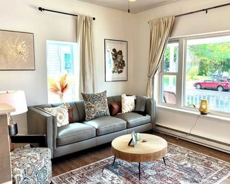 Serene bungalow: Modern Comfort near the Hospital, Power Plants and Campus - Oswego - Huiskamer