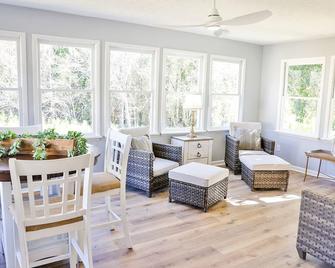 Gameroom Getaway! 4br Completely Updated Home With 2 King Beds And A Sunroom! - Anniston - Living room