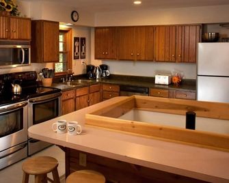Opossum Creek Retreat - Lansing - Kitchen