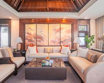 Dalian Liangyun Qiankuli Hot Spring Hotel - Yingkou - Living room