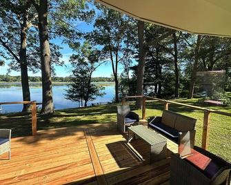 Buffalo Lake Retreat - charming lakefront 3 bedroom house-great fishing and fun - Montello - Patio