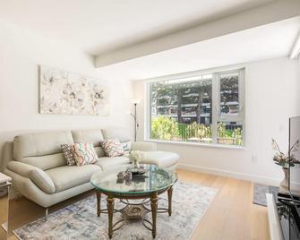 D39 - Stunning 2br with Huge Patio - Vancouver - Sala de estar