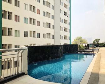 Simply Modern Studio at Pavilion Permata Apartment By Travelio - Surabaya - Pool