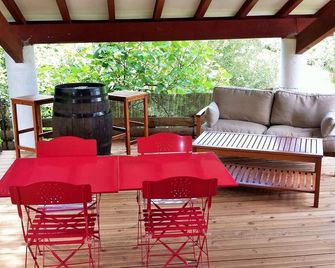 Charming apartment, in an authentic setting, private terrace. - Ascain - Patio