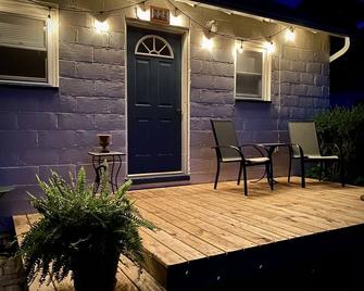 Entire Guest House - Bedford - Patio