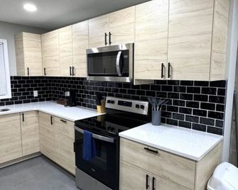 Spacious Modern Home near Furniture Market - Jamestown - Cocina