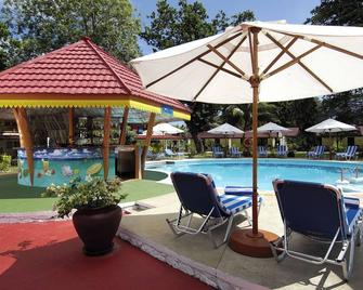 Berjaya Praslin Resort - מפרץ סן אנה - בריכה