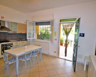 New apartment with large covered patio and parking space convenient to the sea - Lido delle Nazioni - Comedor