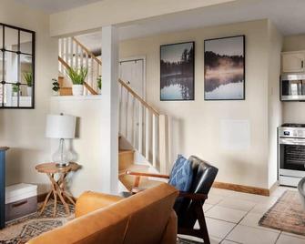 Modern Mountain Cottage w Hot Tub, Fire Pit, WiFi - Inwood - Living room