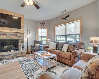 Hot Tub and EV Charger Helen Getaway with Views! - Helen - Living room